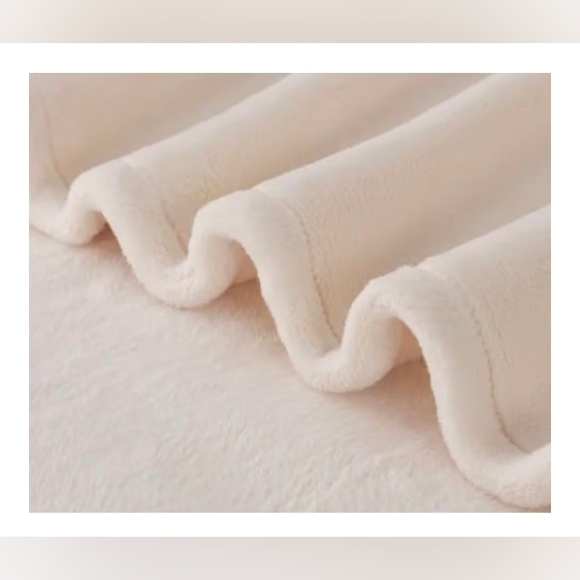 Berkshire Heavy Duty Extra Plush Oversized White Blanket Throw Ultra Soft Luxury - Picture 4 of 11